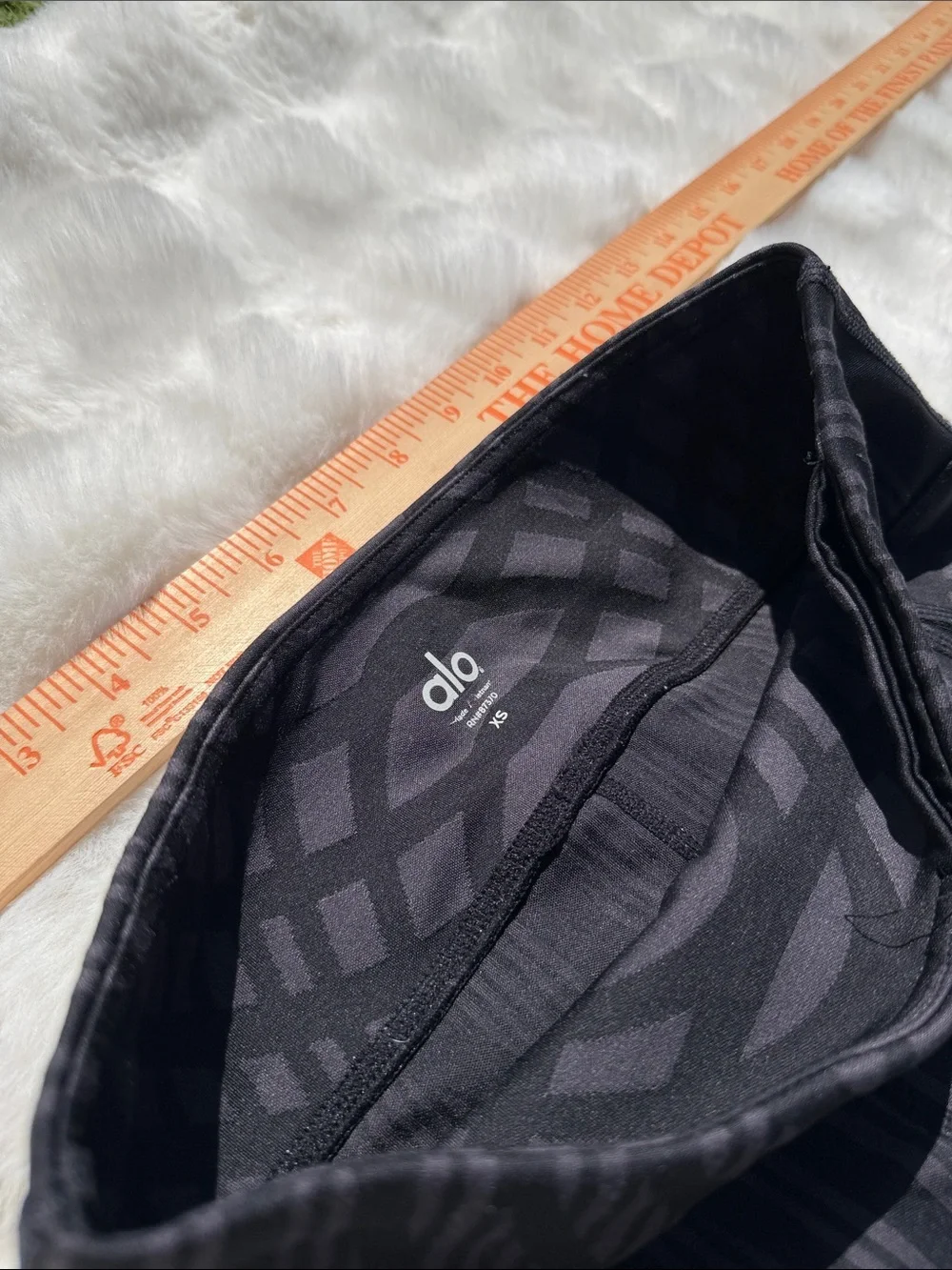 Alo yoga goddess leggings with mesh paneling XS